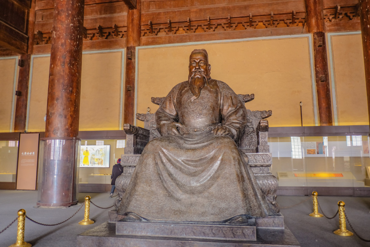 statue yongle emperor ling en hall changling tomb ming dynasty tombs shishanling beijing china