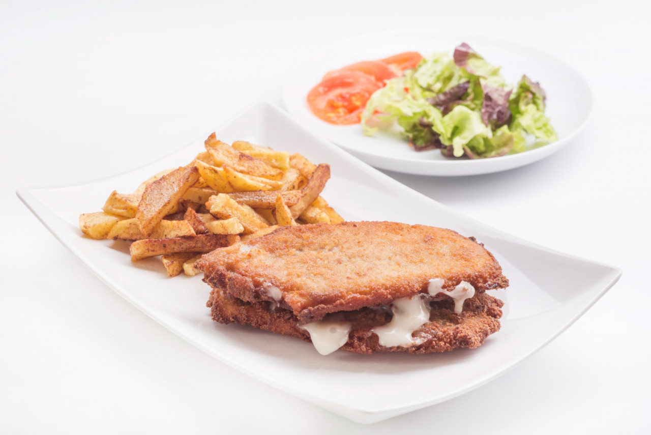 steak filled cheese ham san jacobo librito with salad potatoes chips