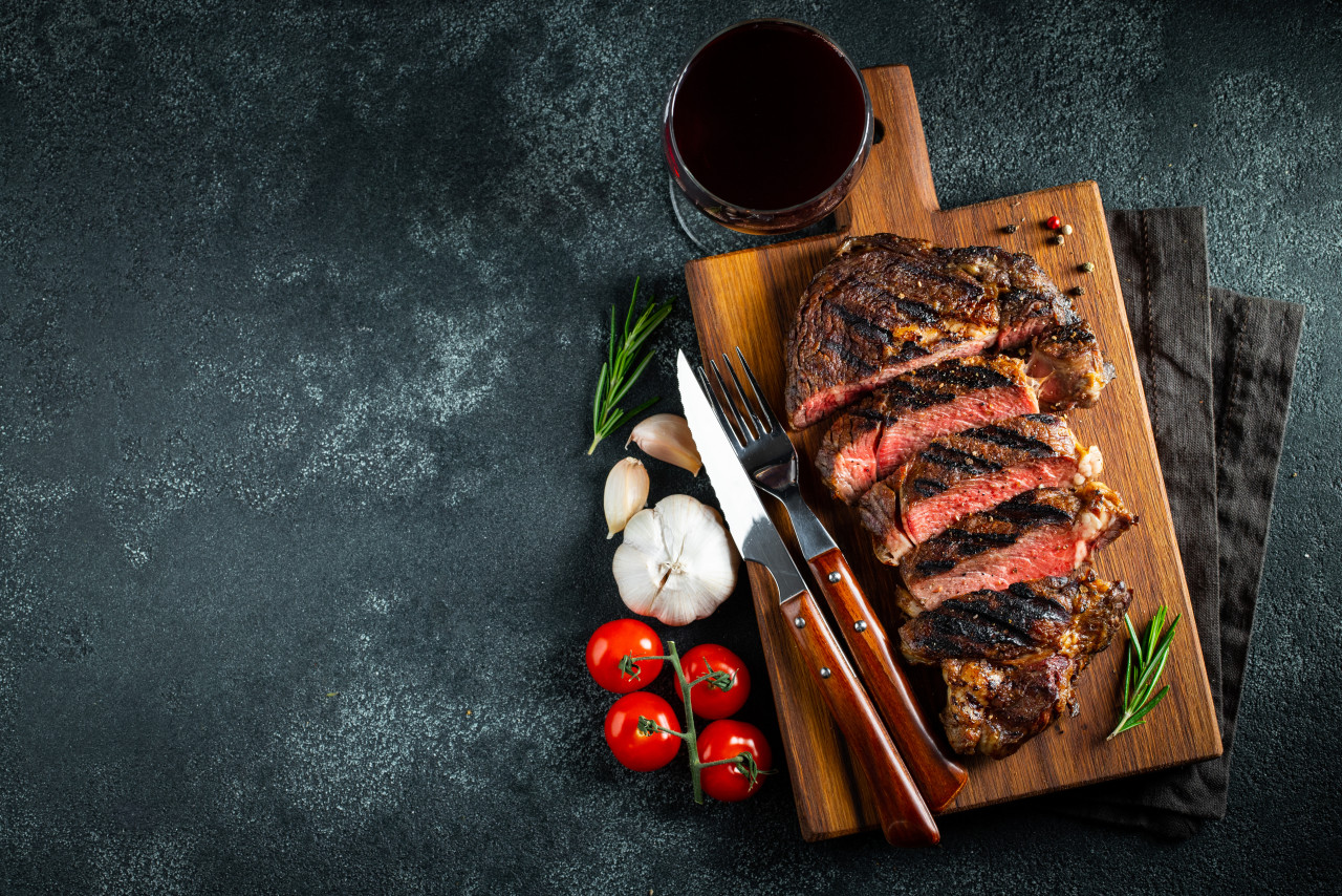 steak ribeye grilled with pepper garlic