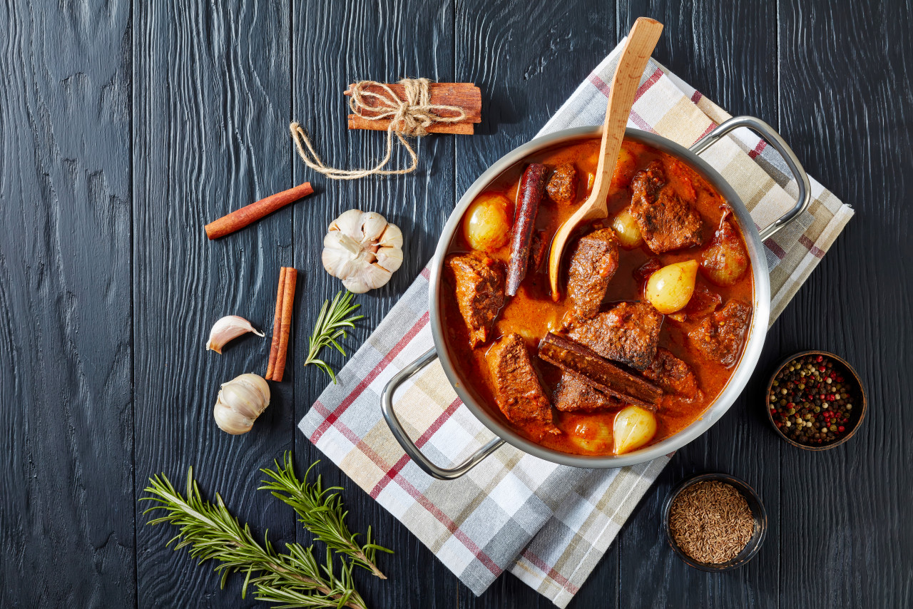 stifado greek stew with beef onion bulbs spices