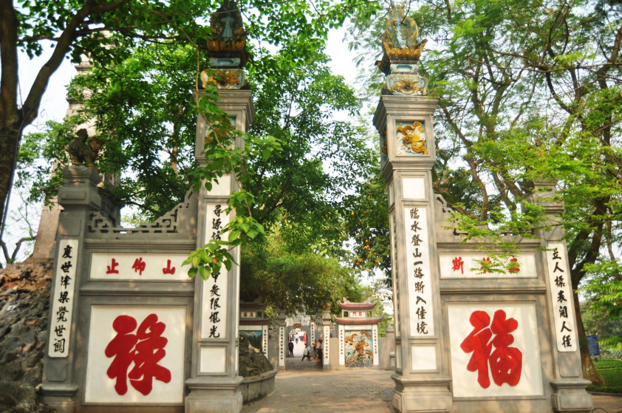stone gate entrance ngoc son shrine temple hoan kiem lake garden park vietnamese people foreign travelers travel visit respect praying hoan kiem april 12 2016 hanoi vietnam