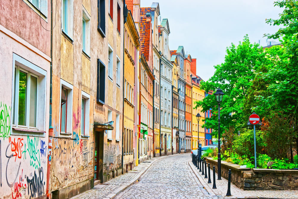 strada nel centro storico di wroclaw polonia