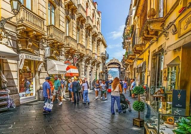 strada principale di taormina