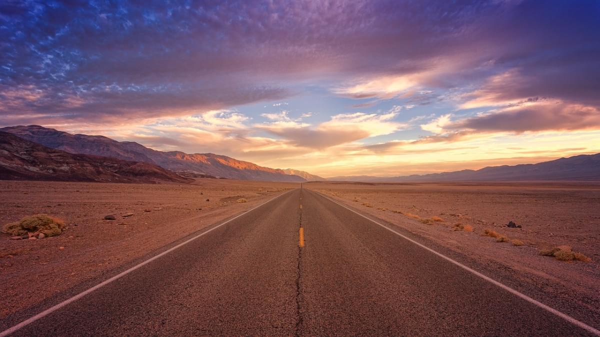 strada via death valley nubi