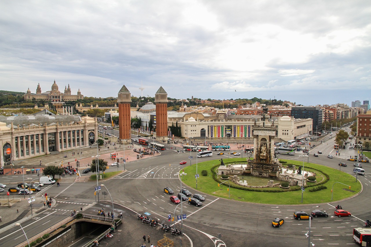 panorama serale di Barcellona con vista sulla sagrada famiglia