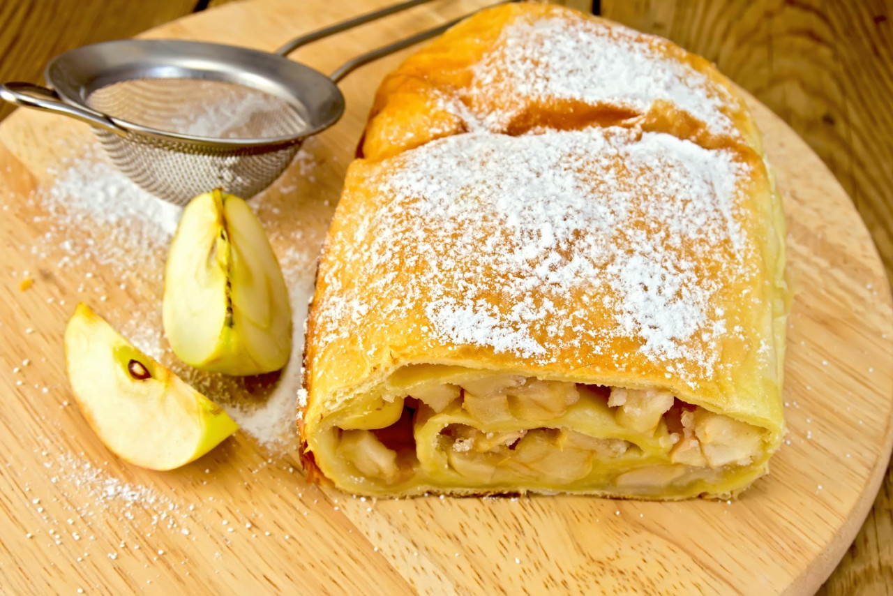 strudel apple with strainer board