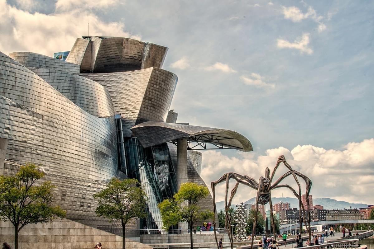 struttura moderna del museo di bilbao