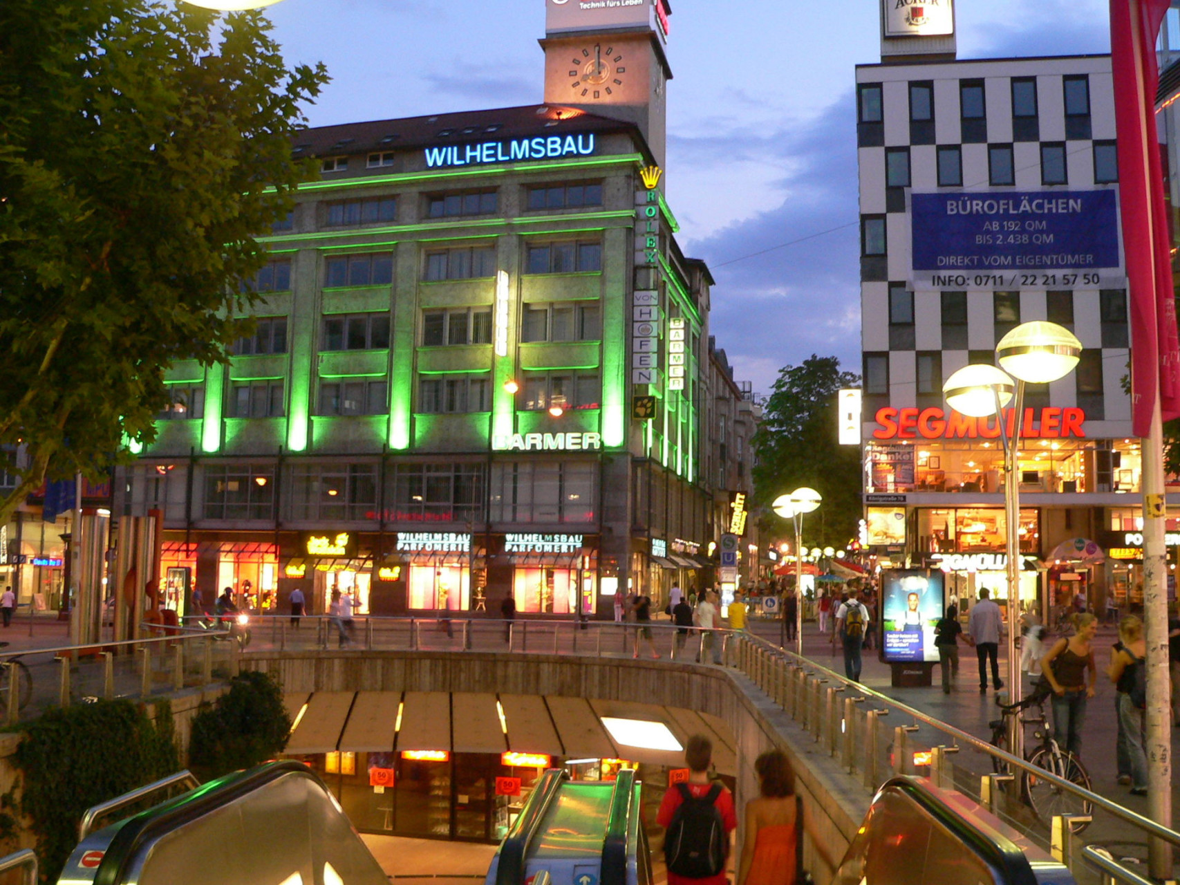 Viale commerciale Stoccarda: negozi e palazzi nel cuore città