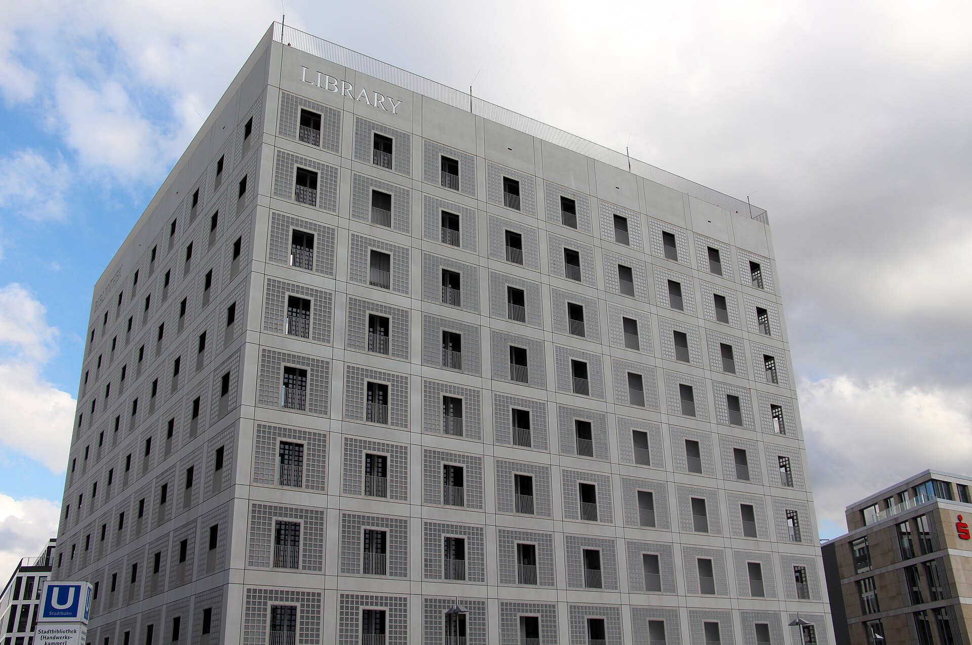 Design moderno Stoccarda: interno a cubo luminoso e scalinate