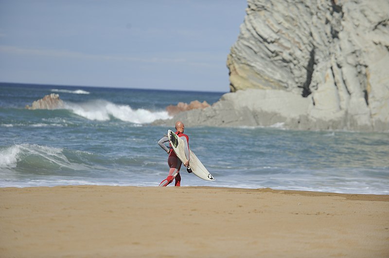 surfista en la playa de sopelana