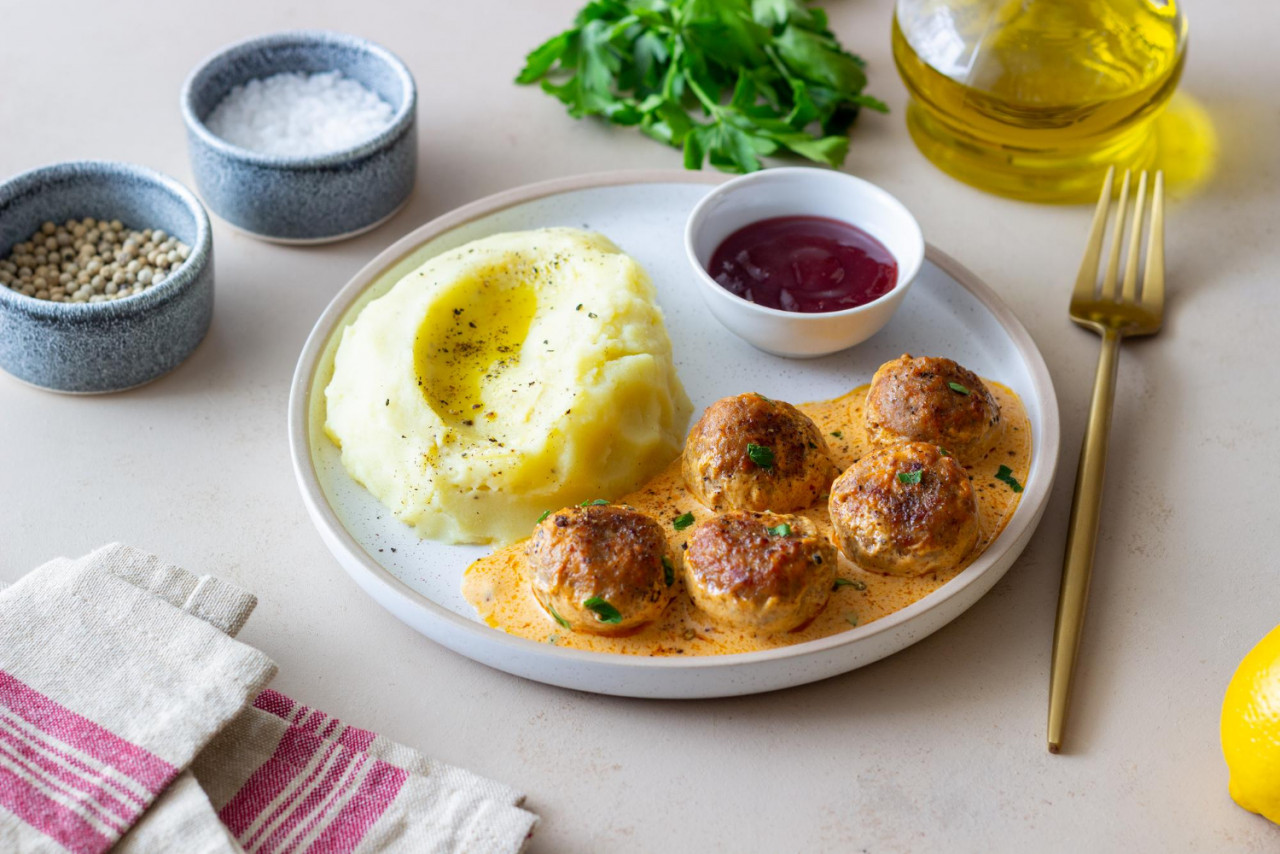 swedish meatballs cream sauce potatoes lingonberry sauce swedish cuisine recipe 1