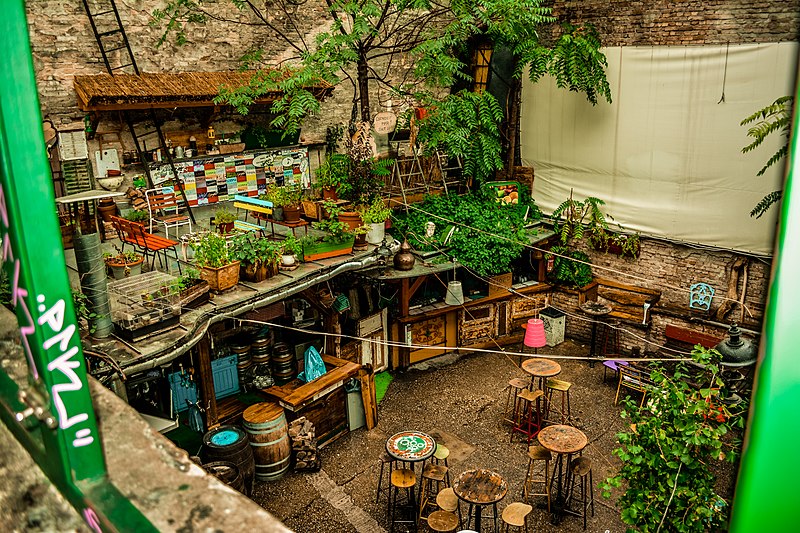 01 szimpla kert ruin pub budapest