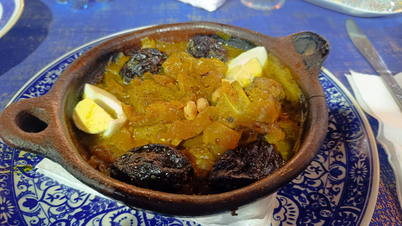 tajine carne prugne e cipolle caramellate o