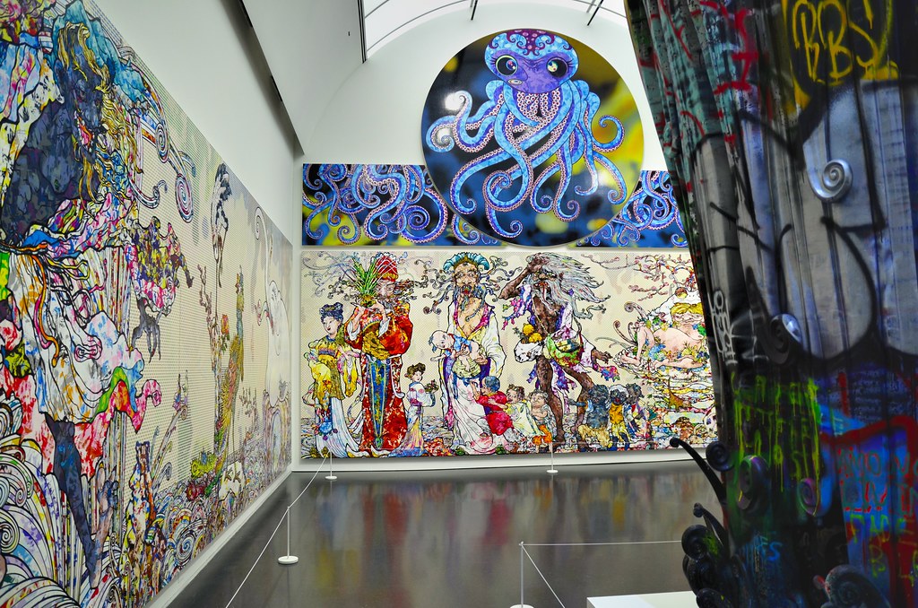 Installazioni artistiche contemporanee in una sala espositiva del MCA.