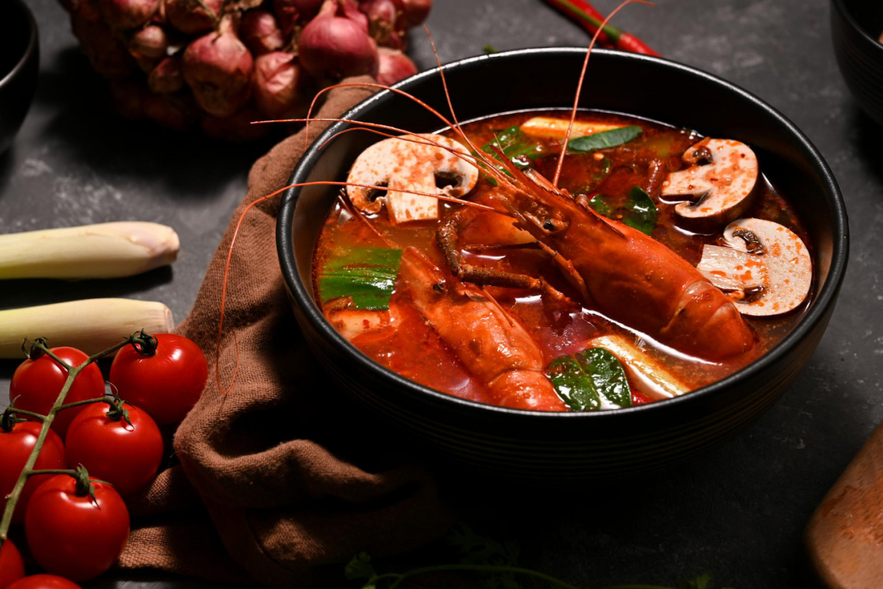 tasty tom yam kung spicy thai soup with shrimps mushroom