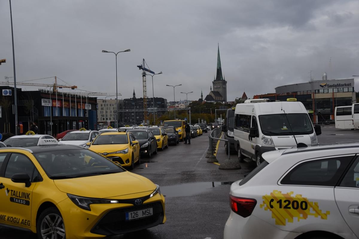 taxi tallinn autunno estonia torre