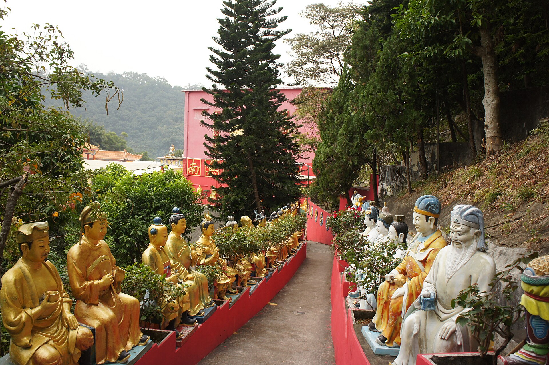tenthousandbuddhasmonastery taisuicorridor hongkong