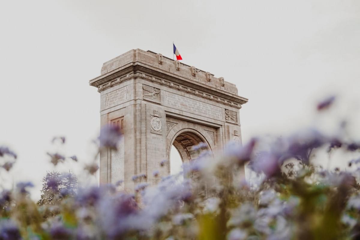 the arc de triomphe in paris france