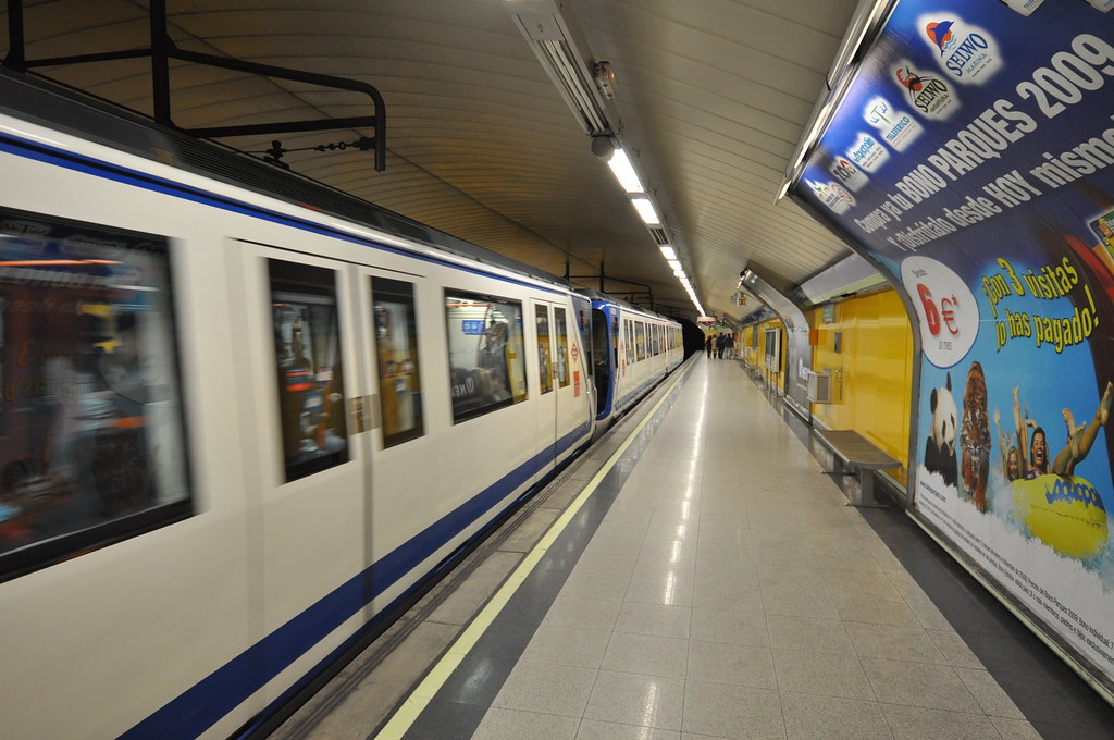 tren serie 5000 de metro madrid entrando en paco de lucia