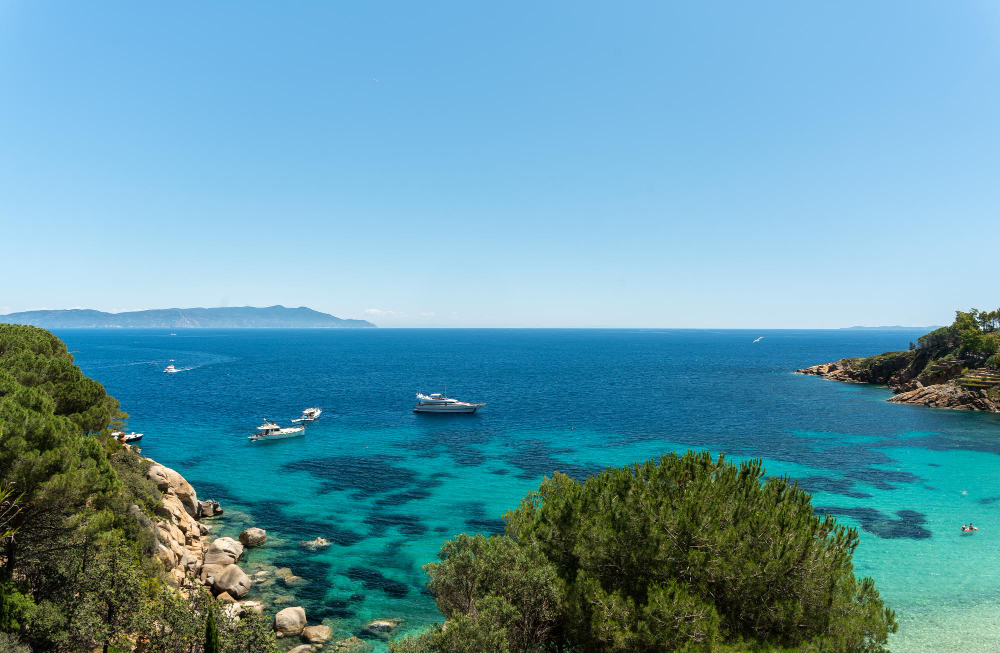 the magical colors of the water in isola del giglio