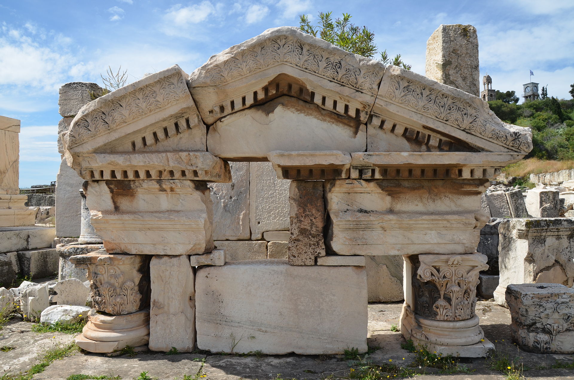 theruinsoftheeasttriumphalarchbuiltbyantoninuspiusoutsidethesanctuaryo