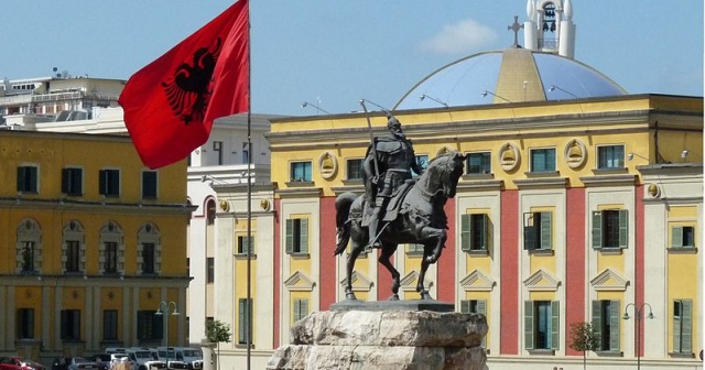 tirana piazza