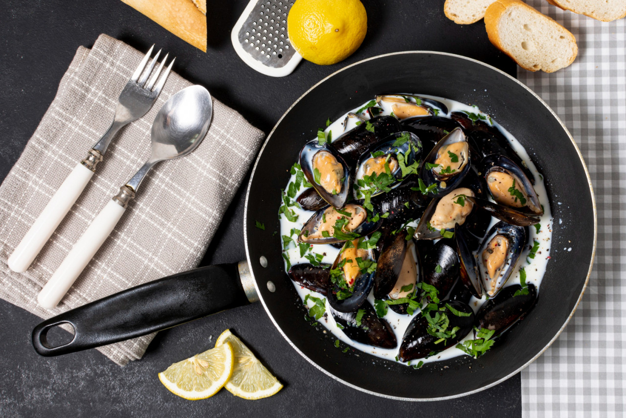 top view pan with tasty mussel sauce