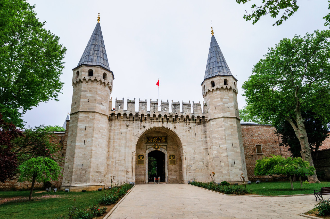 topkapi palace entrance istanbul