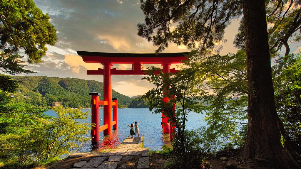 torii of hakone shrine at lake ashi