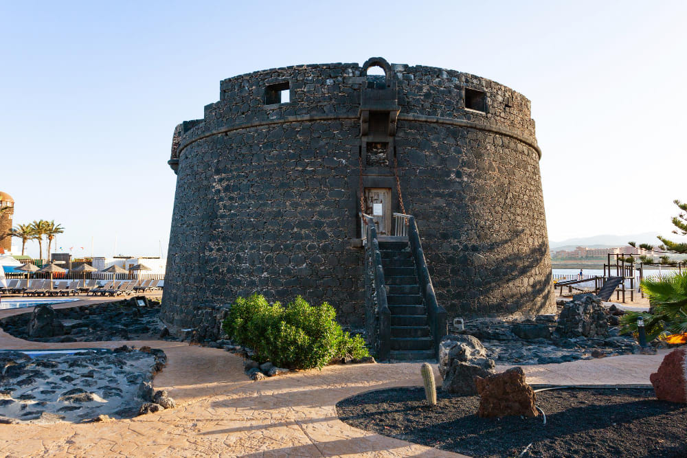 torre di caleta de fuste al tramonto