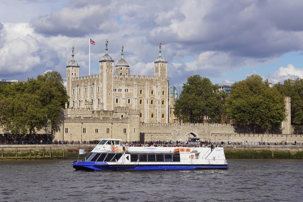 torre di londra tamigi battello con turisti