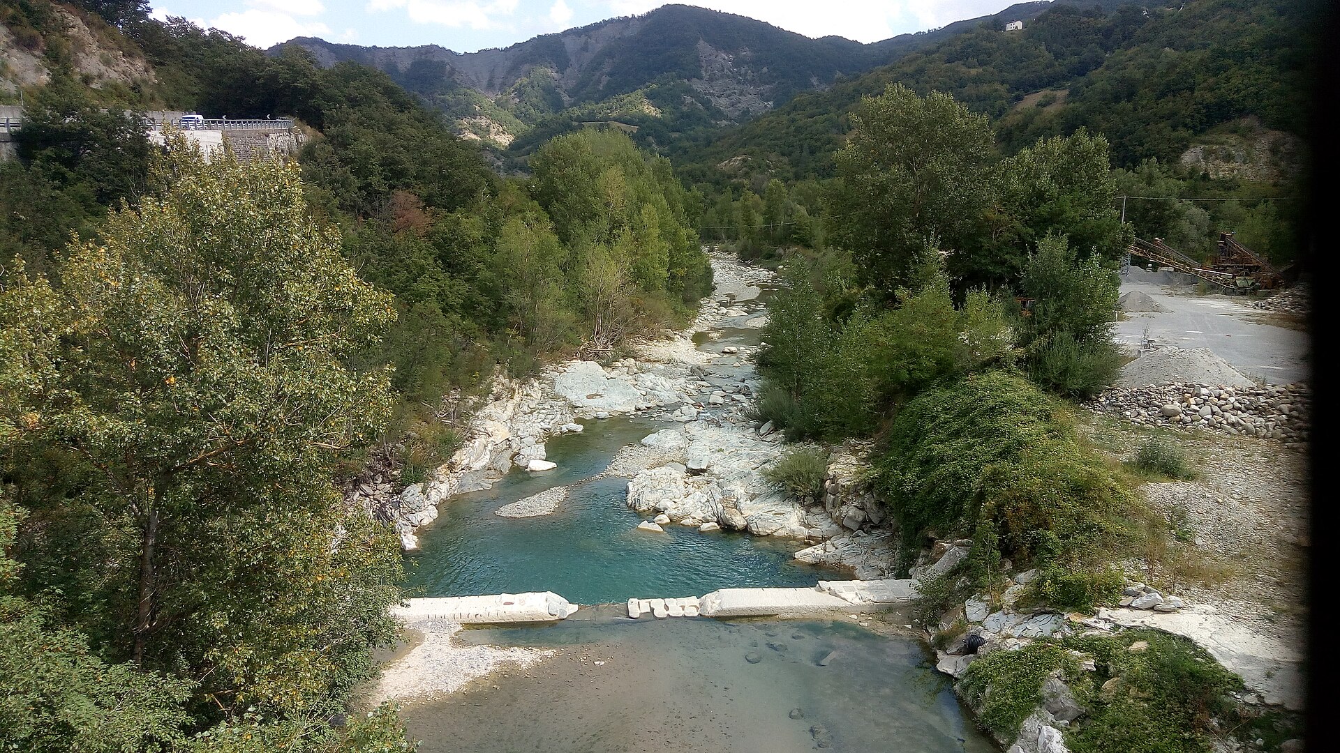 Salto d'acqua della Cascata del Cedra immersa nel verde dell'Appennino.