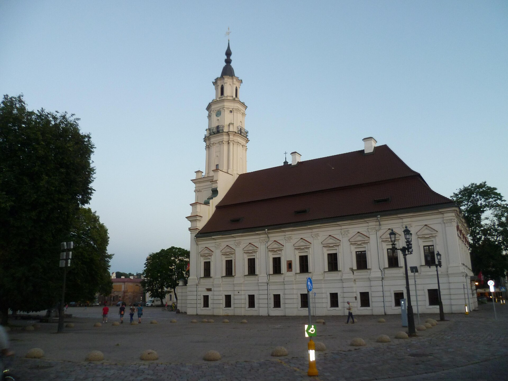 Il Municipio di Kaunas, soprannominato il Cigno Bianco, affacciato sulla piazza principale.