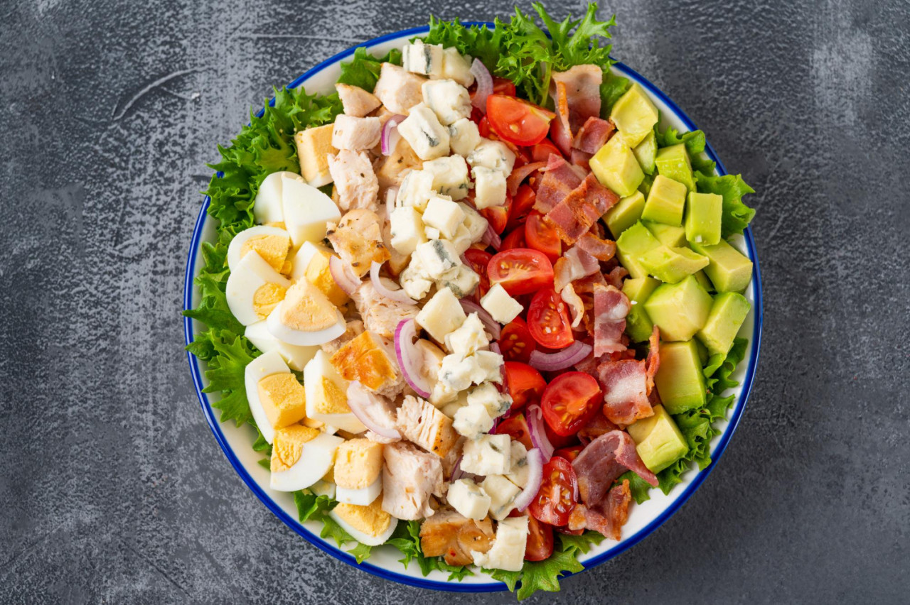 tradition cobb salad with fried chicken avocado fresh tomatoes eggs bacon cheese