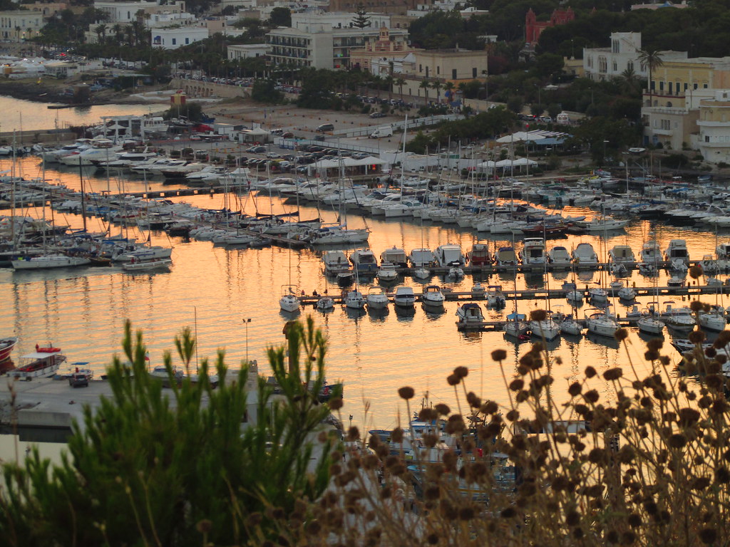 tramonto riflesso sul porto di leuca
