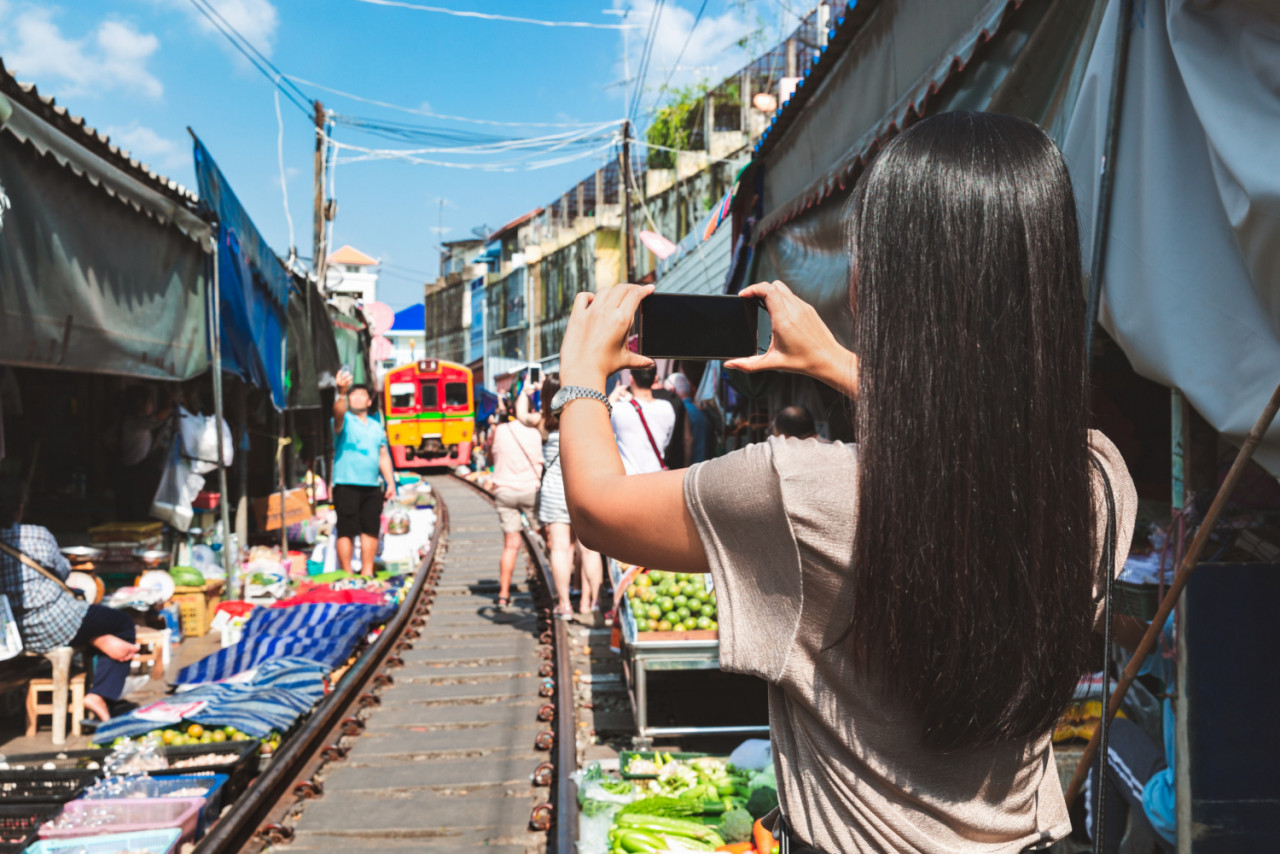 traveler mae klong railway market