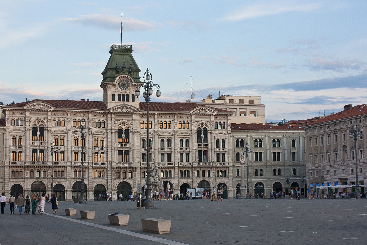 trieste italia piazza edifici 1