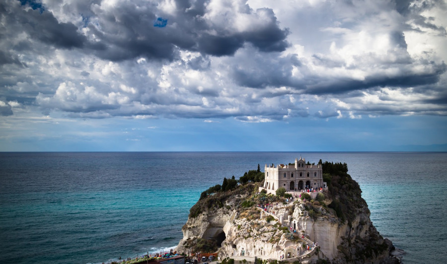 tropea a Luglio vista sull' isola madonna