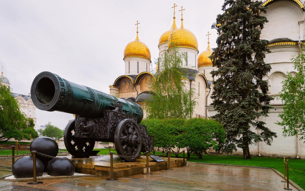 tsar cannon dormition cathedral kremlin moscow city russia morning