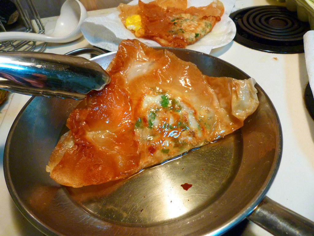 brik tunisino croccante ripieno di uovo e tonno