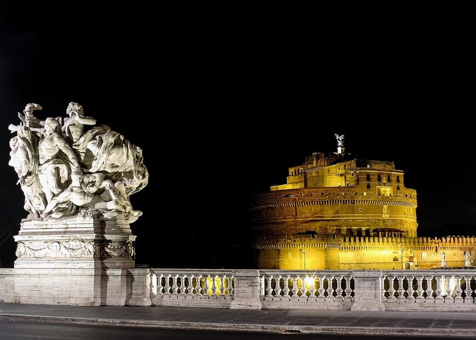 tutto il fascino di castel sant angelo di notte