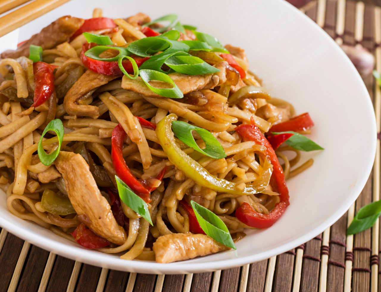 udon noodles with chicken and peppers japanese cuisine