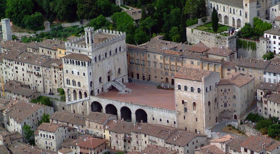 umbria gubbio piazza grande vista aerea