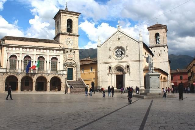 umbria norcia piazza san benedetto