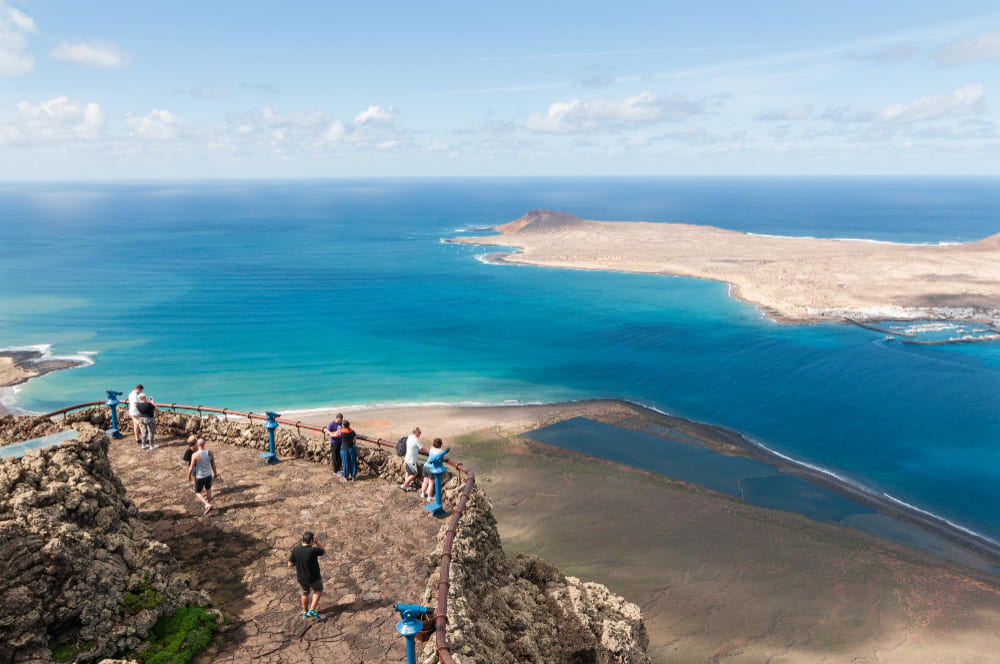 un gruppo di turisti al mirador del rio la graciosa island lanzarote isole canarie