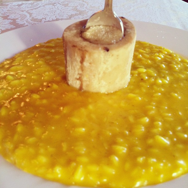 un risotto ricco e color dell oro con la dolcezza dell ossobuco che si