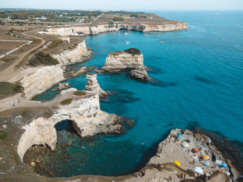 una splendida vista sui faraglioni di sant andrea in puglia