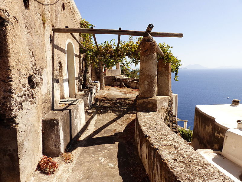 una terraza frente al mar isla de alicudi islas eolias sicilia italia 2015