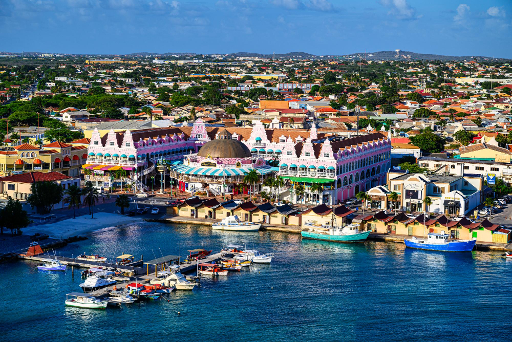 una vista del lungomare di oranjestad capitale di aruba nei caraibi