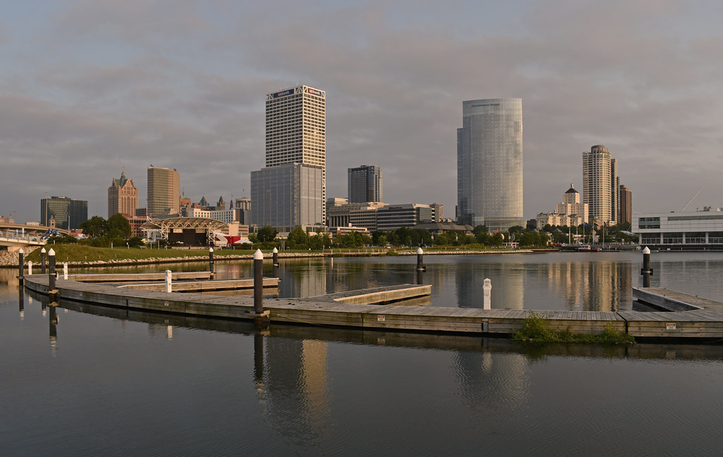 Veduta del lungolago di Milwaukee con il museo e i grattacieli della città.